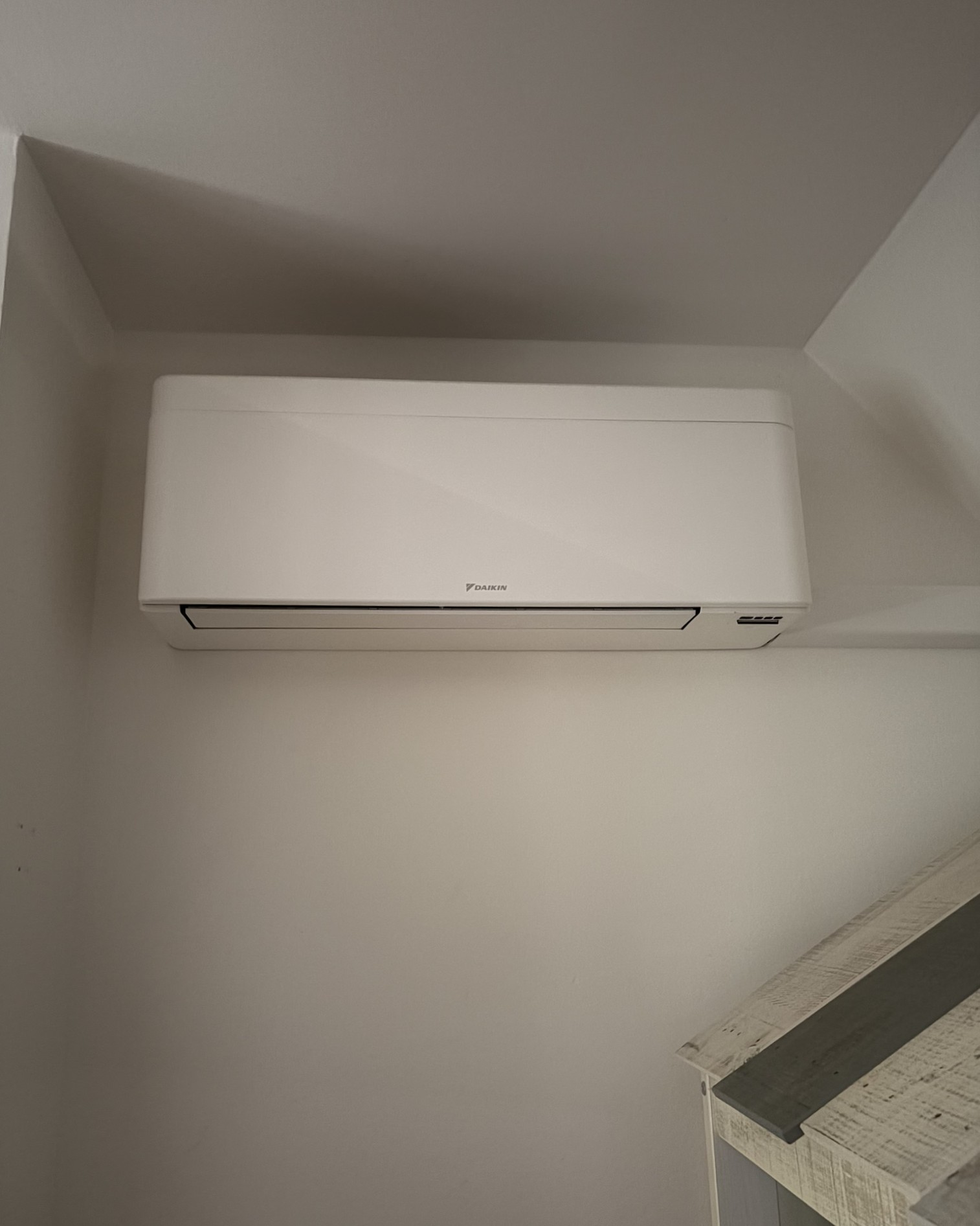 Unité murale Daikin Stylish blanche installée dans une chambre d'enfant